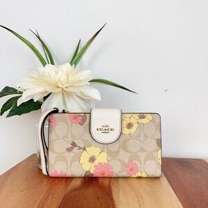 NWT Coach Tech Wallet In Signature Canvas‎ With Floral Cluster Print
